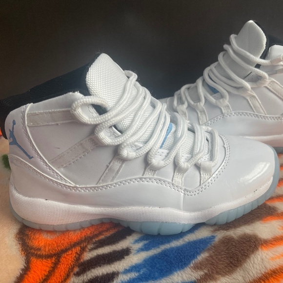 Jordan 11 Retro Legend Blue (2024) - Picture 1 of 2